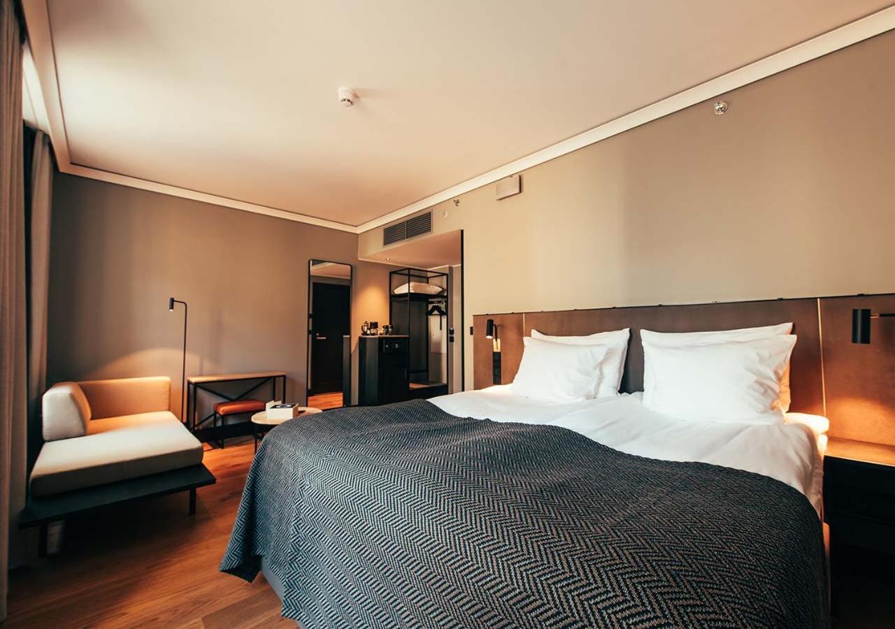 Superior 1 King bed,1317492013:JPEG
