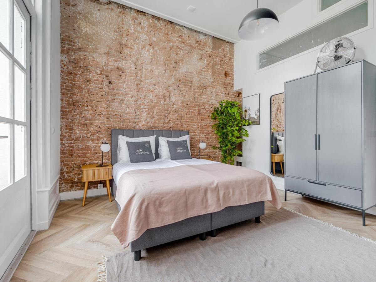 Habitación con cama grande y balcón
