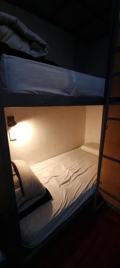 Cama Individual en dormitorio compartido de 6 camas