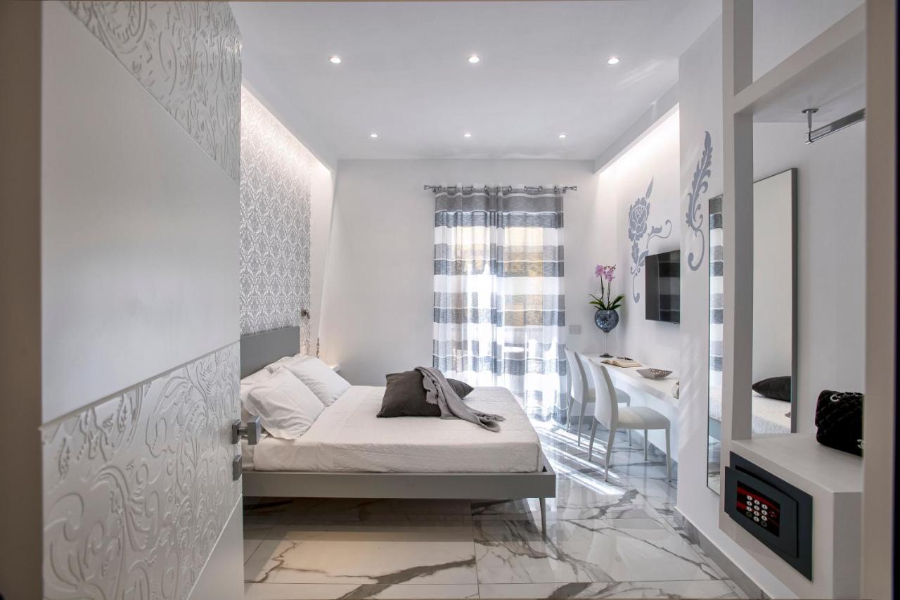 Deluxe Double Room with Balcony,1298002600:JPEG