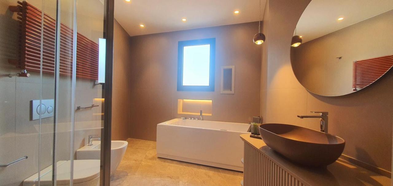 King Room Spa Bath,1298979034:JPEG
