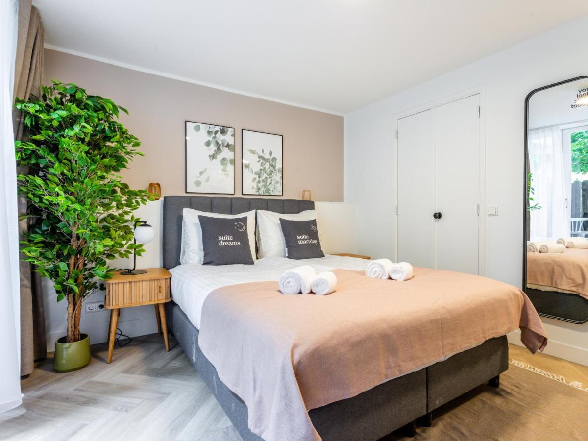 Habitación con cama grande y terraza