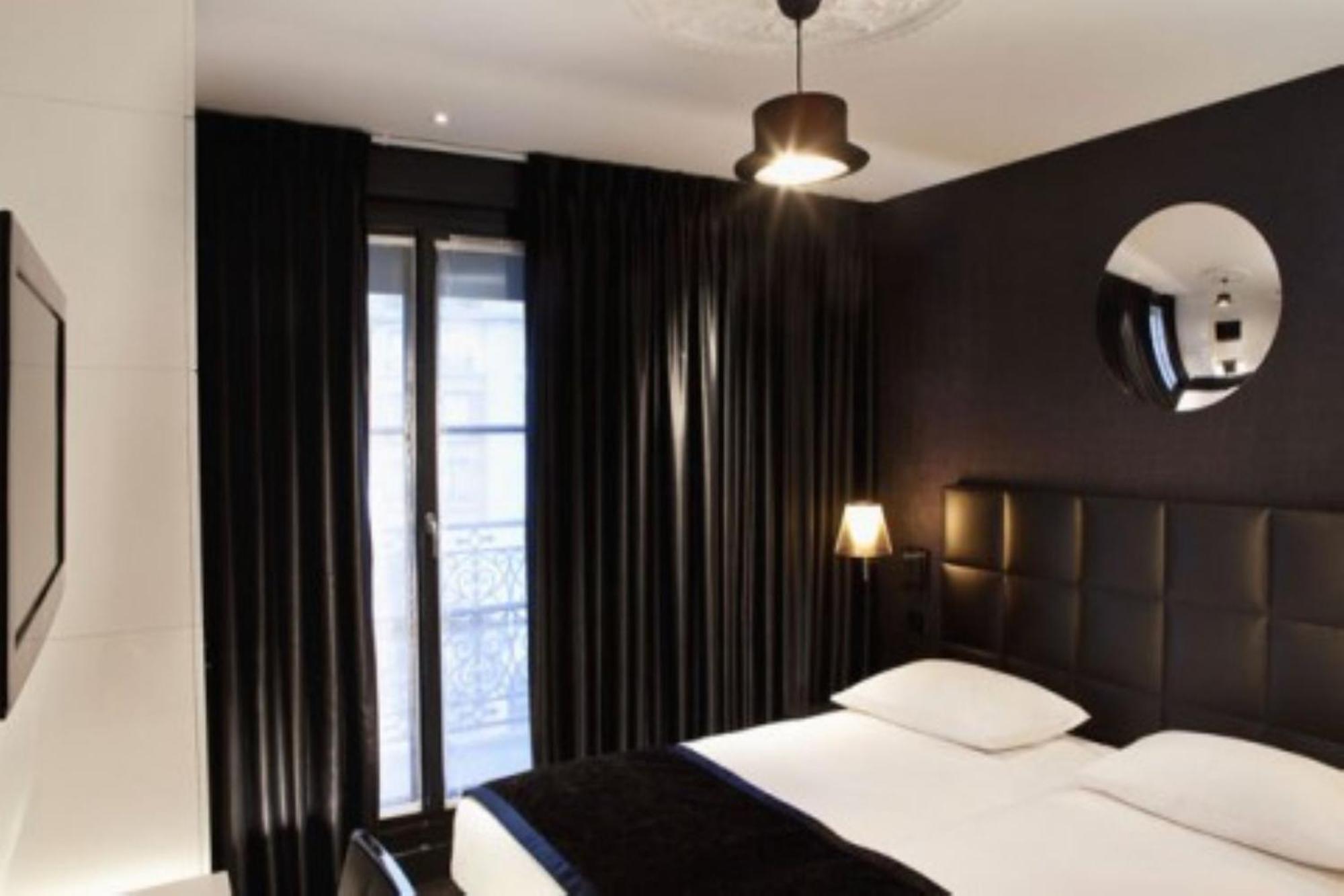 Deluxe Double Room Eiffel Tower view,641159190:JPEG