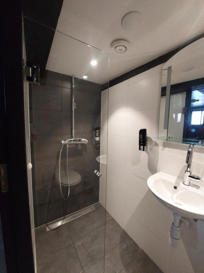 Quarto Privativo com 2 Camas de Solteiro