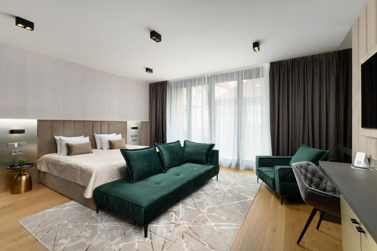 Suite con cama grande y balcón