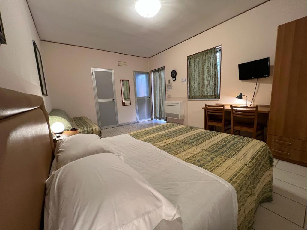 Standard Double Room,1324934365:JPEG