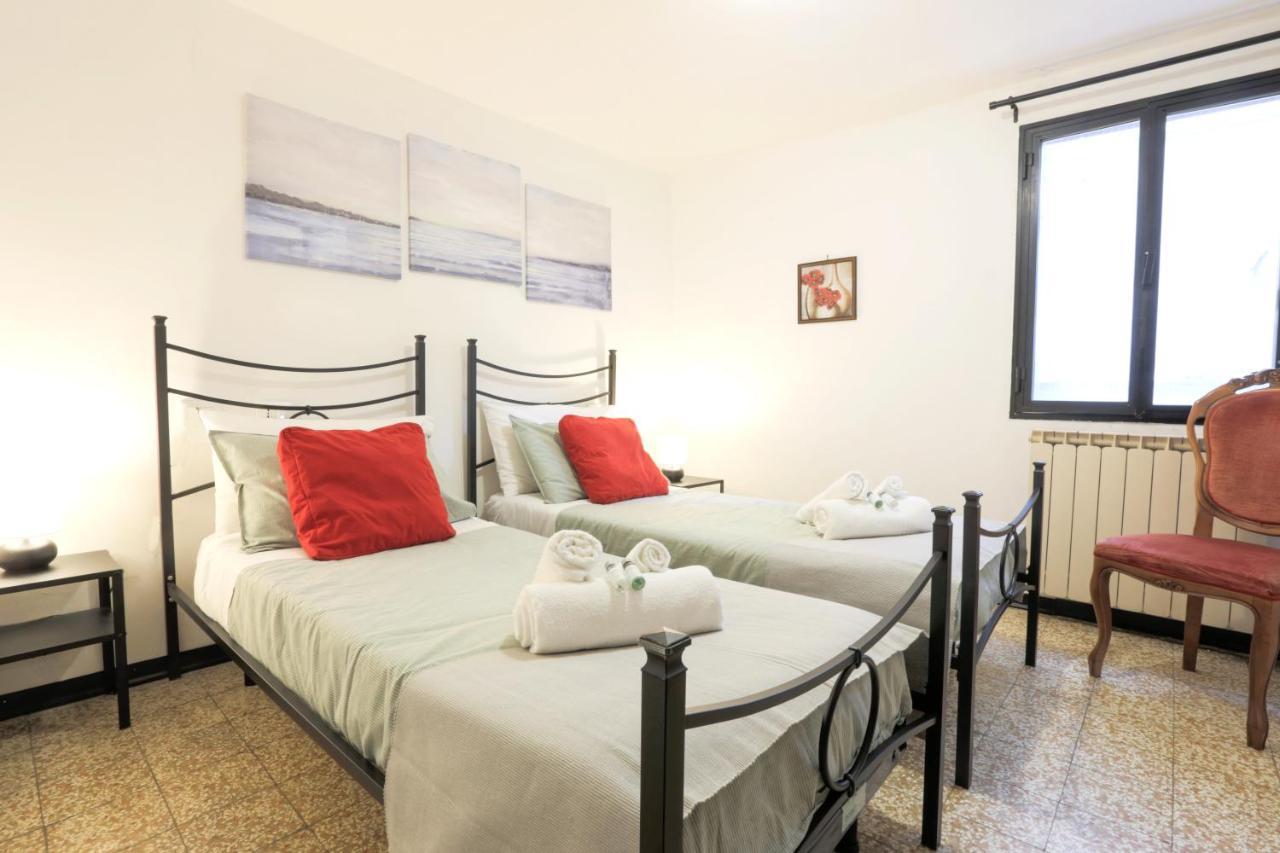 Camera Matrimoniale/Doppia con Letti Singoli con Bagno in Comune