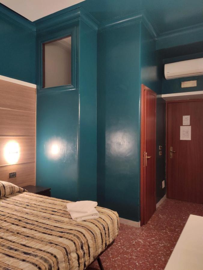 Large Double Room,1325029534:JPEG