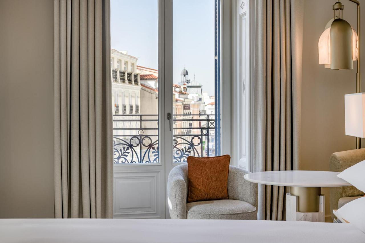 Premium Deluxe Corner King Room City View