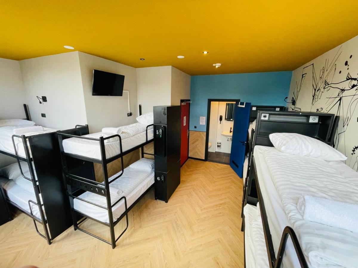 Cama em Dormitório Misto com 8 Camas