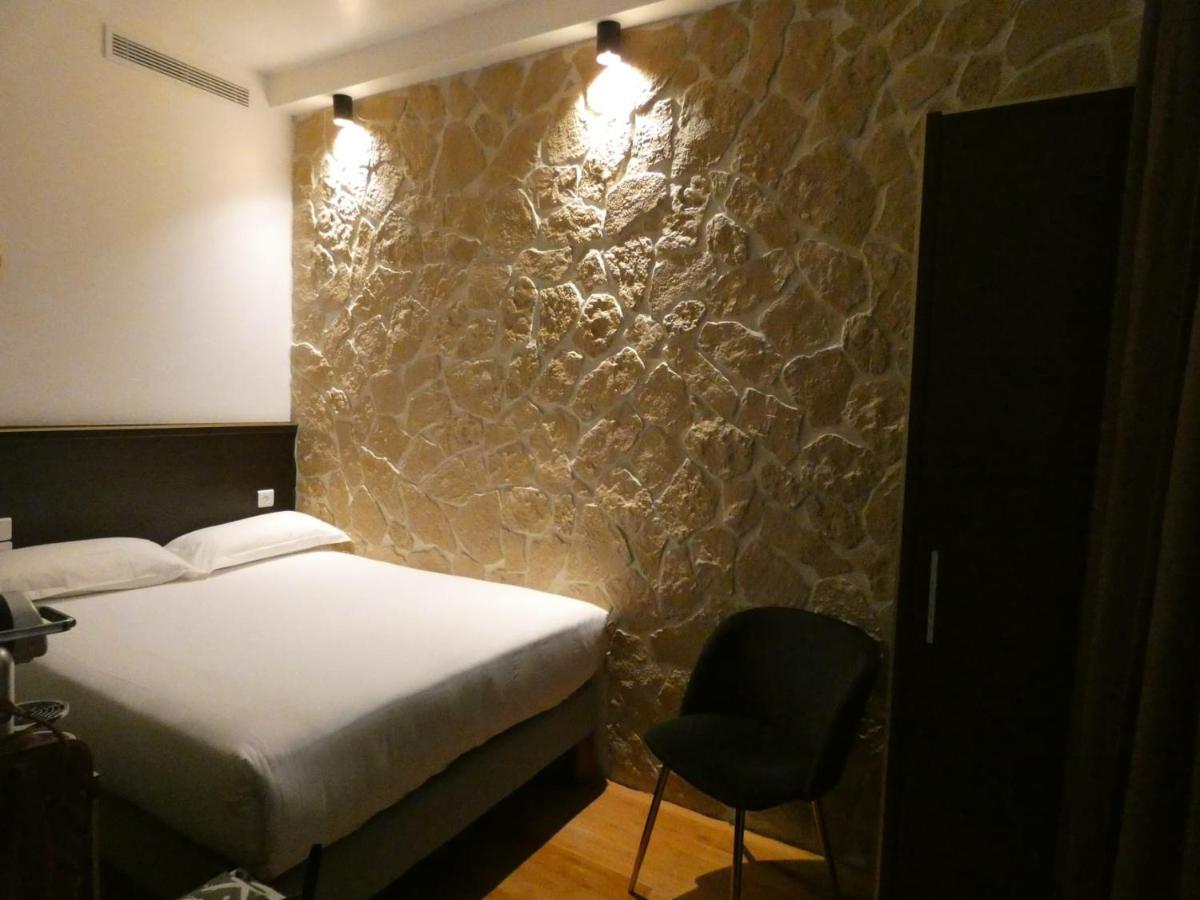 Small Double Room,989140984:JPEG