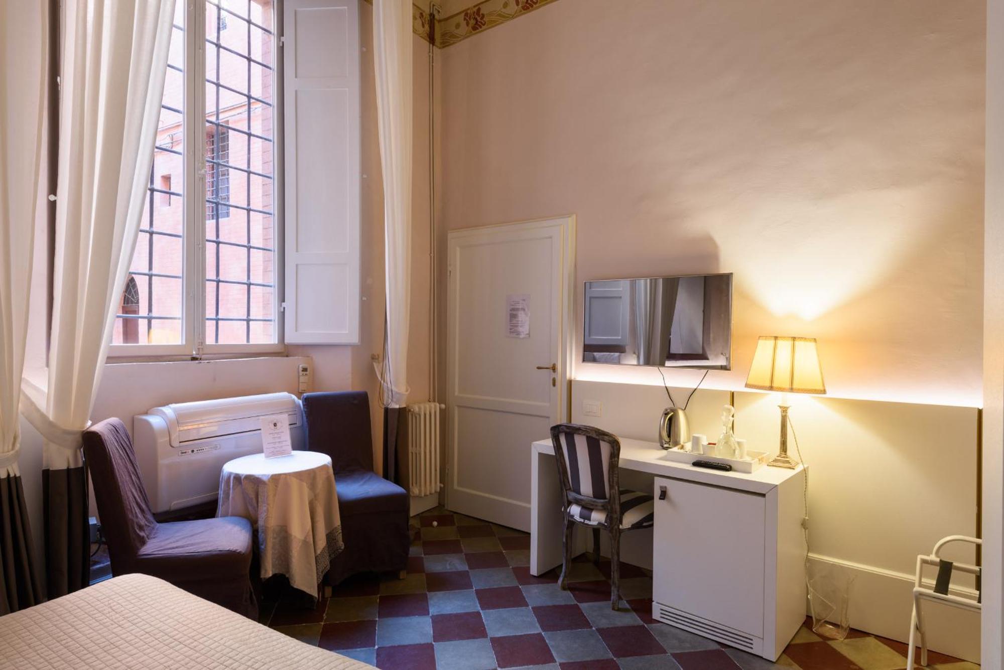 Small Double Room,1348047476:JPEG