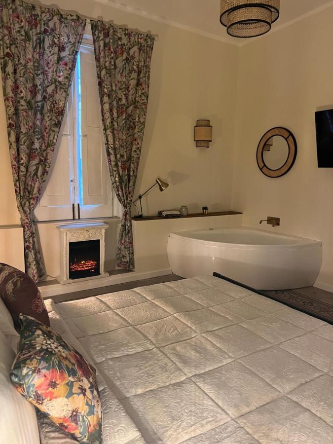 Deluxe Double Room Bath,1348674572:JPEG