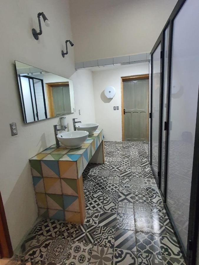 Cama en dormitorio masculino compartido