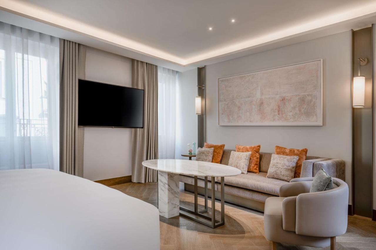 Junior King Suite with Balcony and Skyline View,1353920453:JPEG