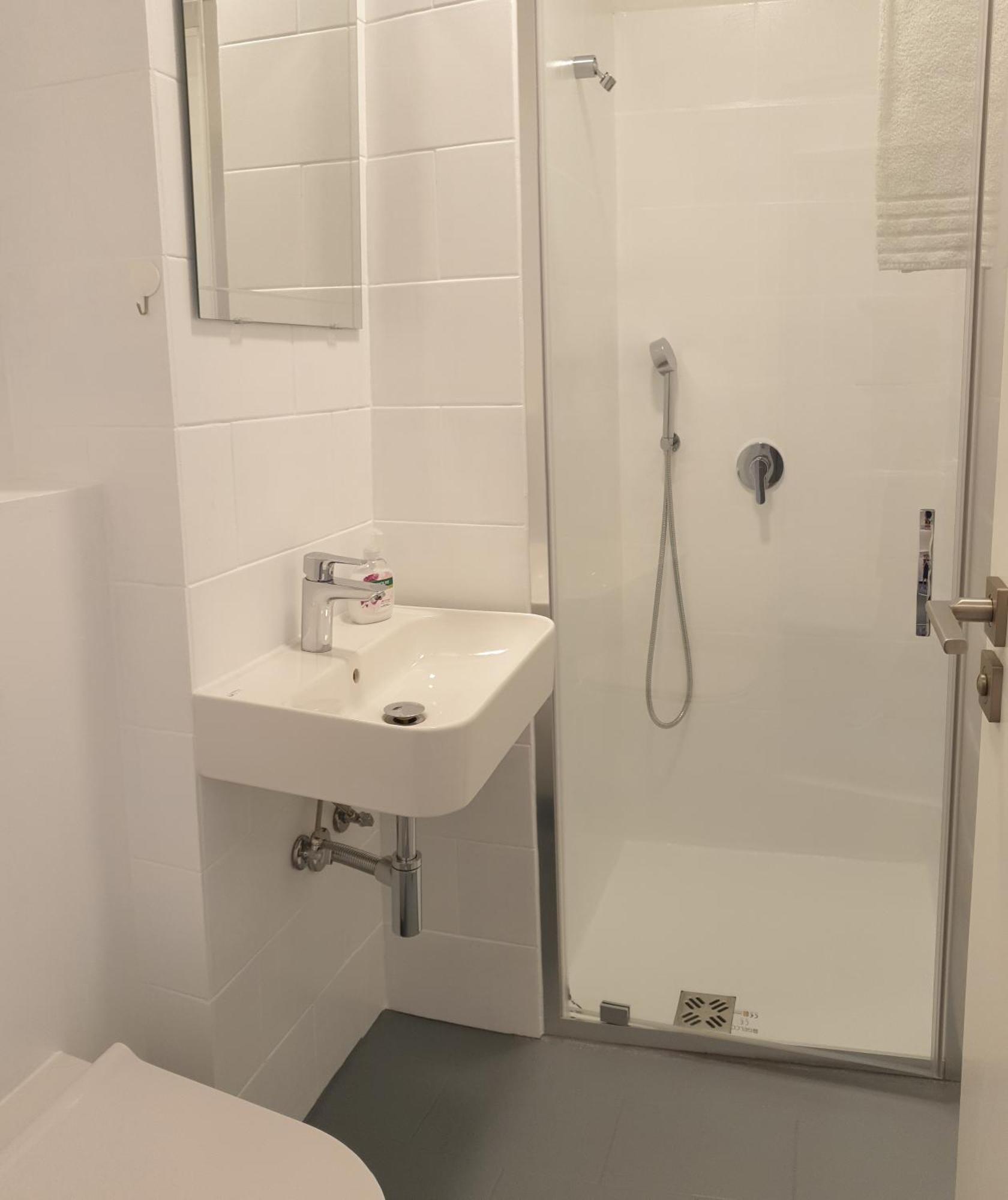Standard Single Room Shower,1414079555:JPEG