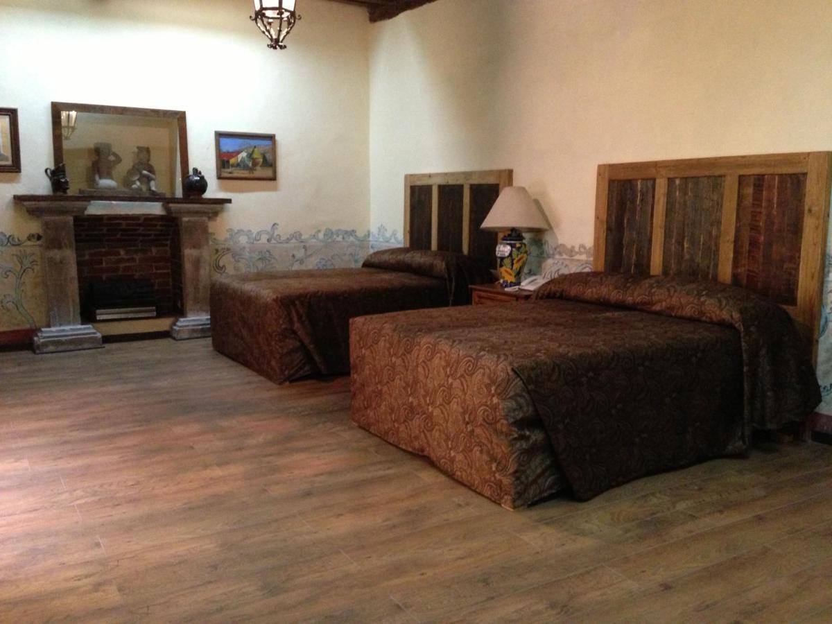 Habitación con cama extragrande.