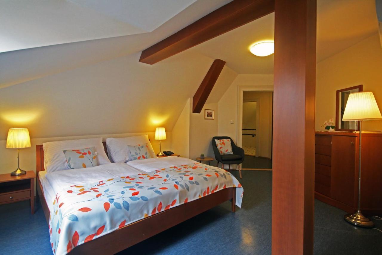 Studio Apartment Attic,1377865286:JPEG