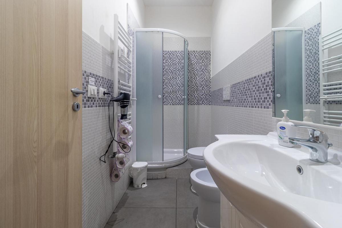 Camera Matrimoniale con Bagno Privato Esterno e Balcone
