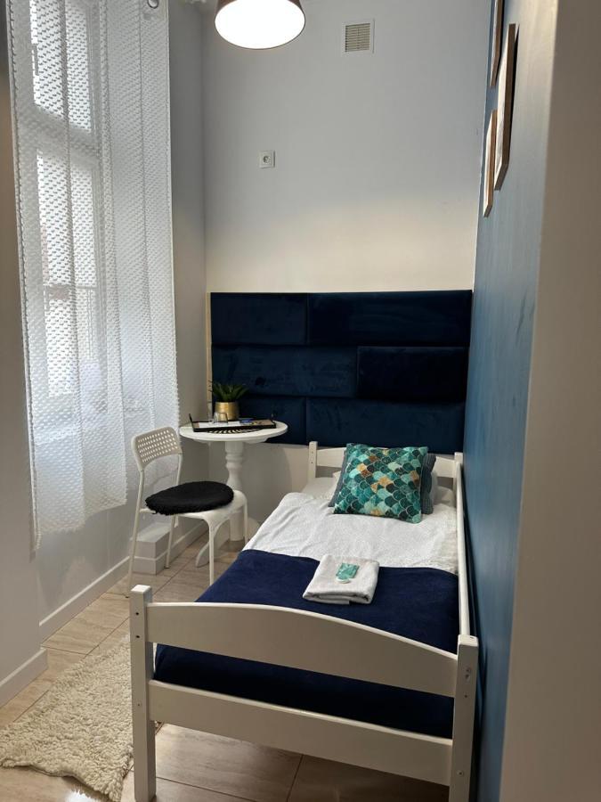 Small Single Room,1364504336:JPEG
