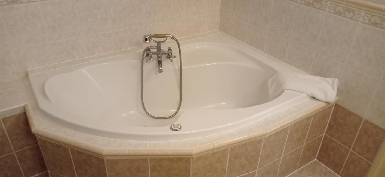 Single Room with Bath,1364924156:JPEG