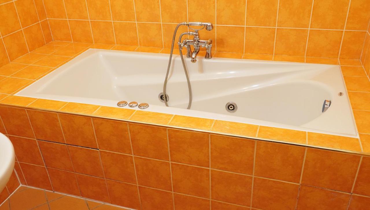One-Bedroom Apartment Spa Bath