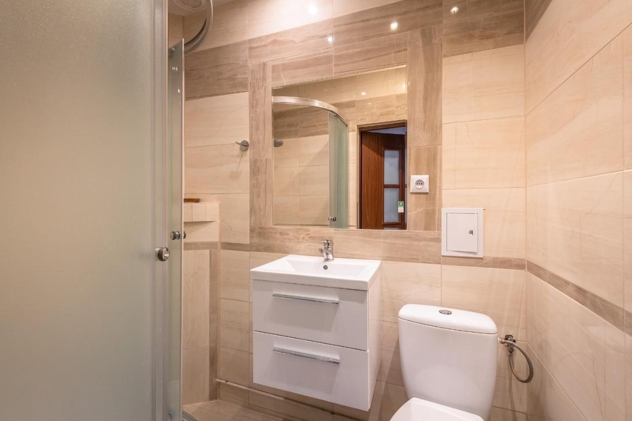 Apartment Shower,1542020161:JPEG