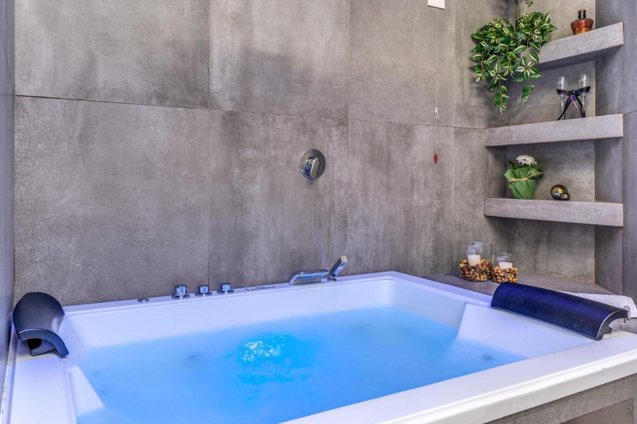 Suite Hot Tub,1368272699:JPEG