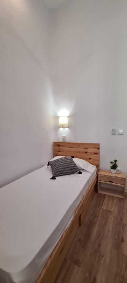 Single Room,1367755454:JPEG