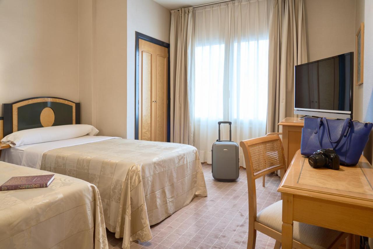 Camera Matrimoniale/Doppia con Letti Singoli con Letto Supplementare (2 Adulti + 1 Bambino)