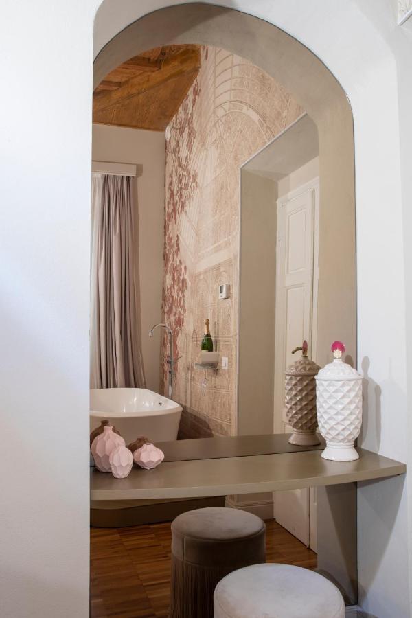Deluxe Double Room Bath,1377719081:JPEG