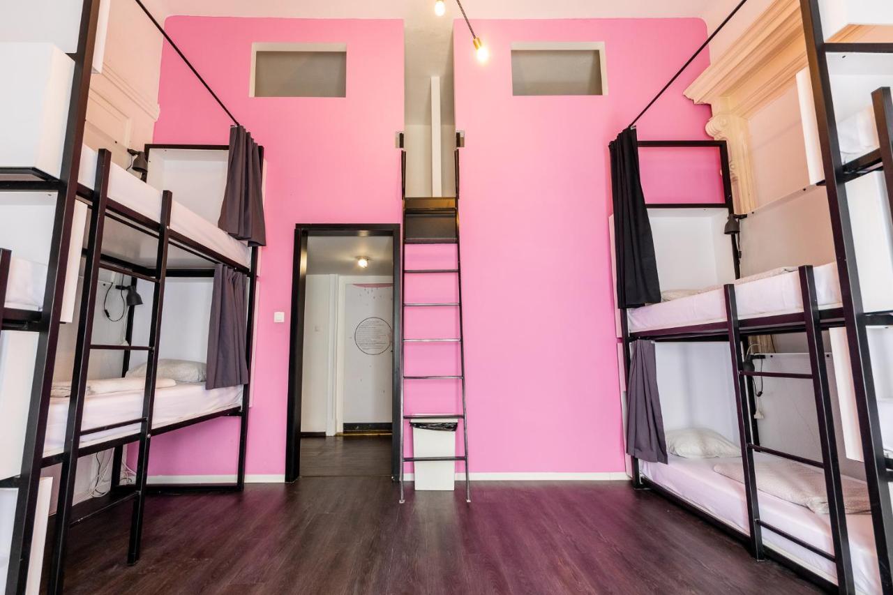 Cama en dormitorio compartido de 10 camas con baño privado