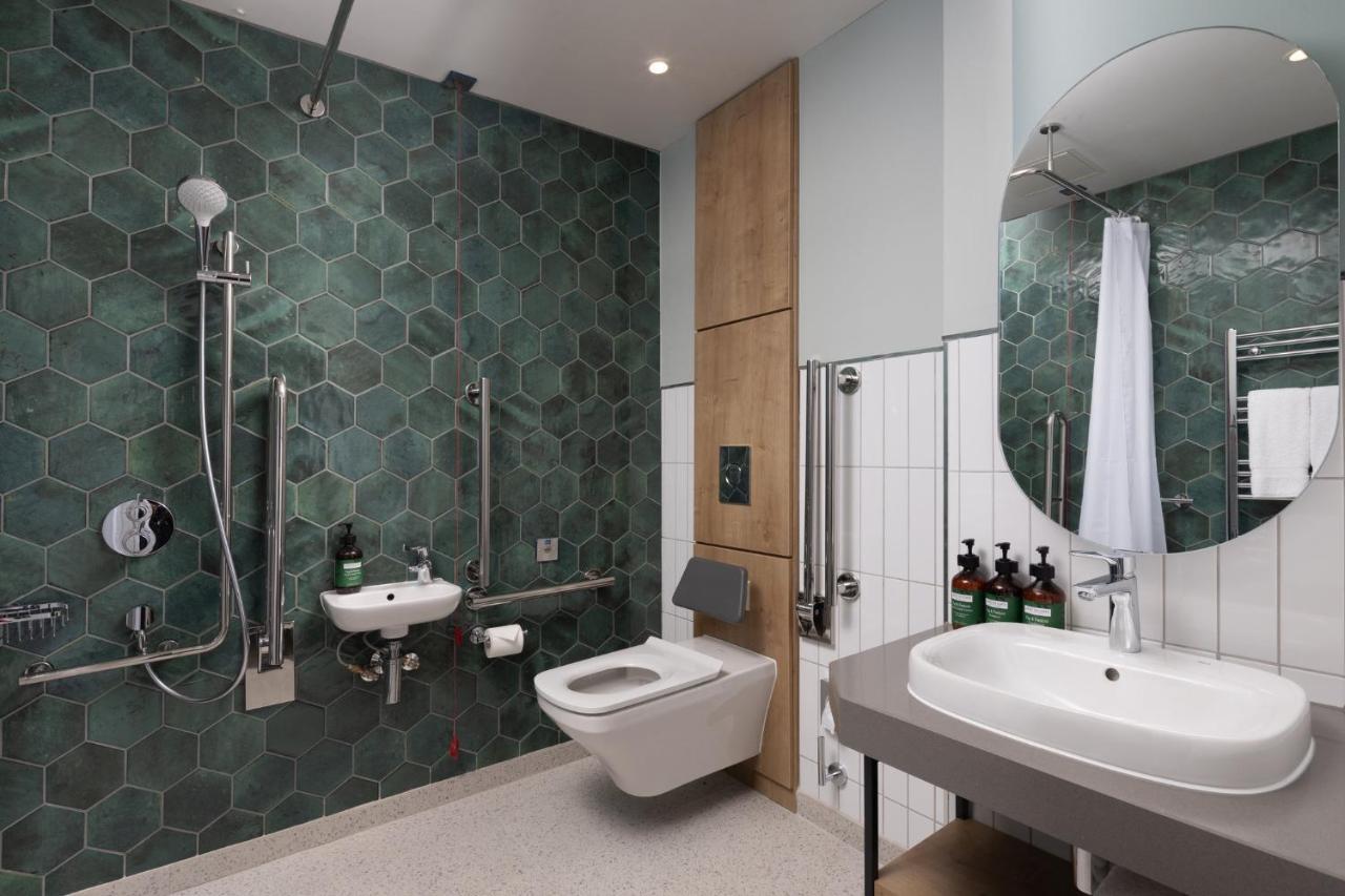 Studio Queen Suite Accessible