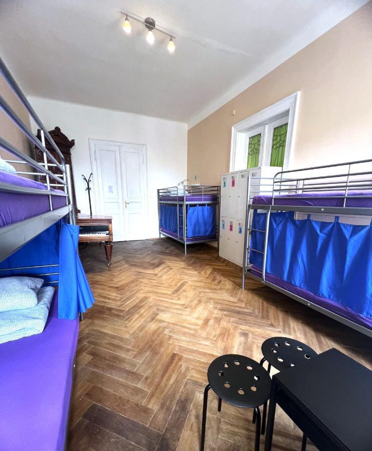 Posto Letto in Dormitorio Misto con 12 Letti