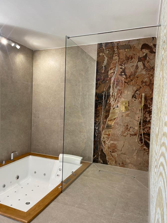 Queen Suite Spa Bath,1386245060:JPEG