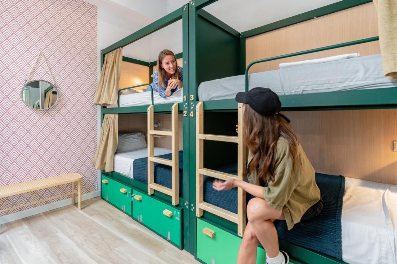 Bed Deluxe 8-Bed Mixed Dormitory Room,1389653771:JPEG