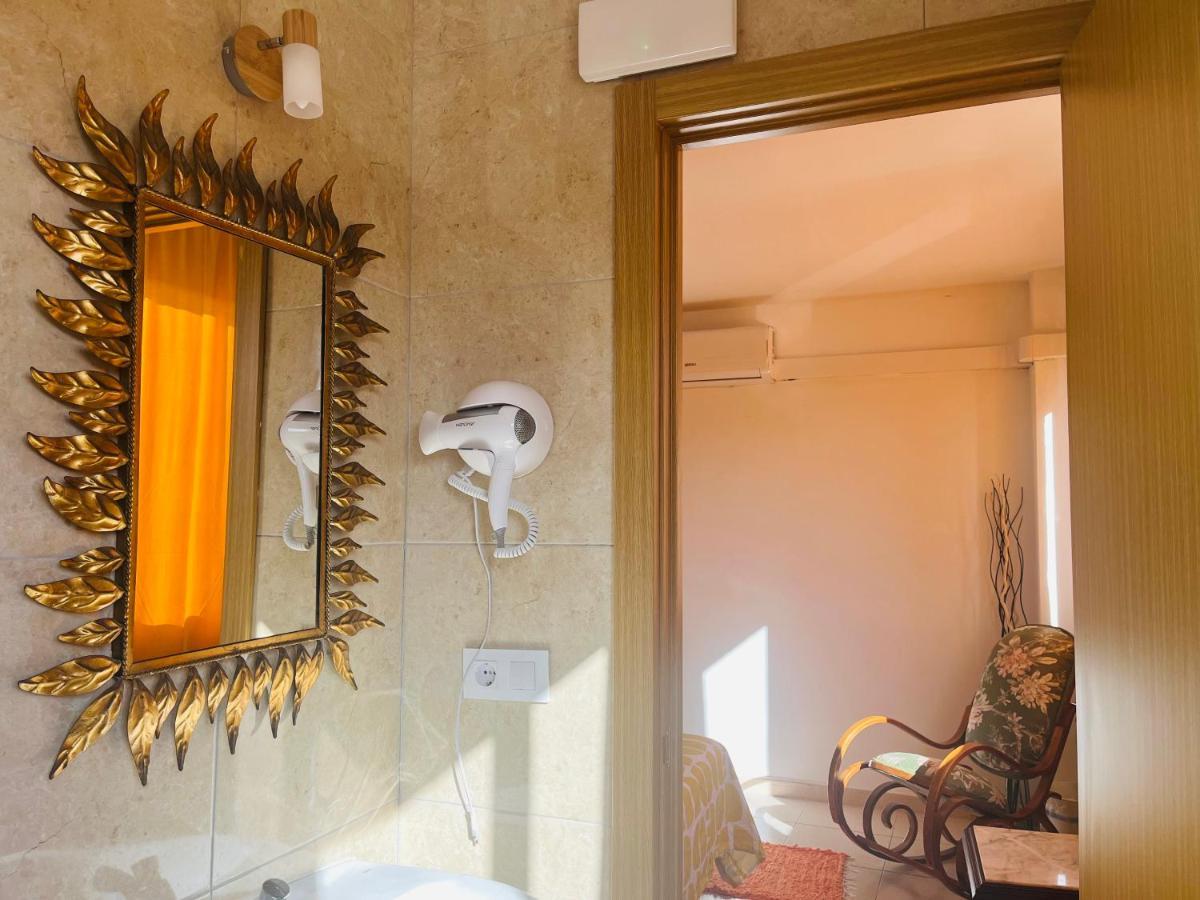 Deluxe Double Room Shower,1390422752:JPEG