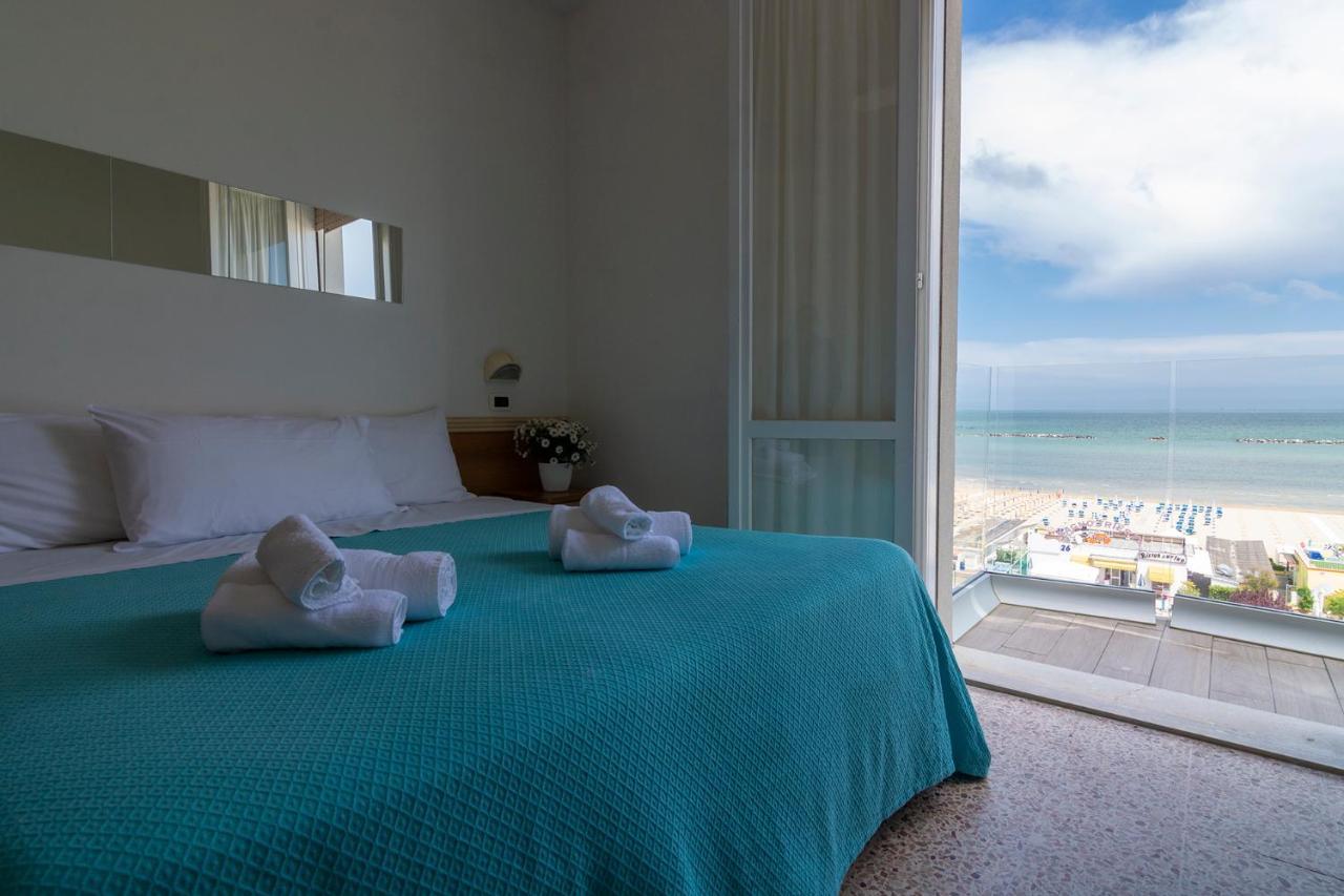 Double or Twin Room Balcony frontal Sea view