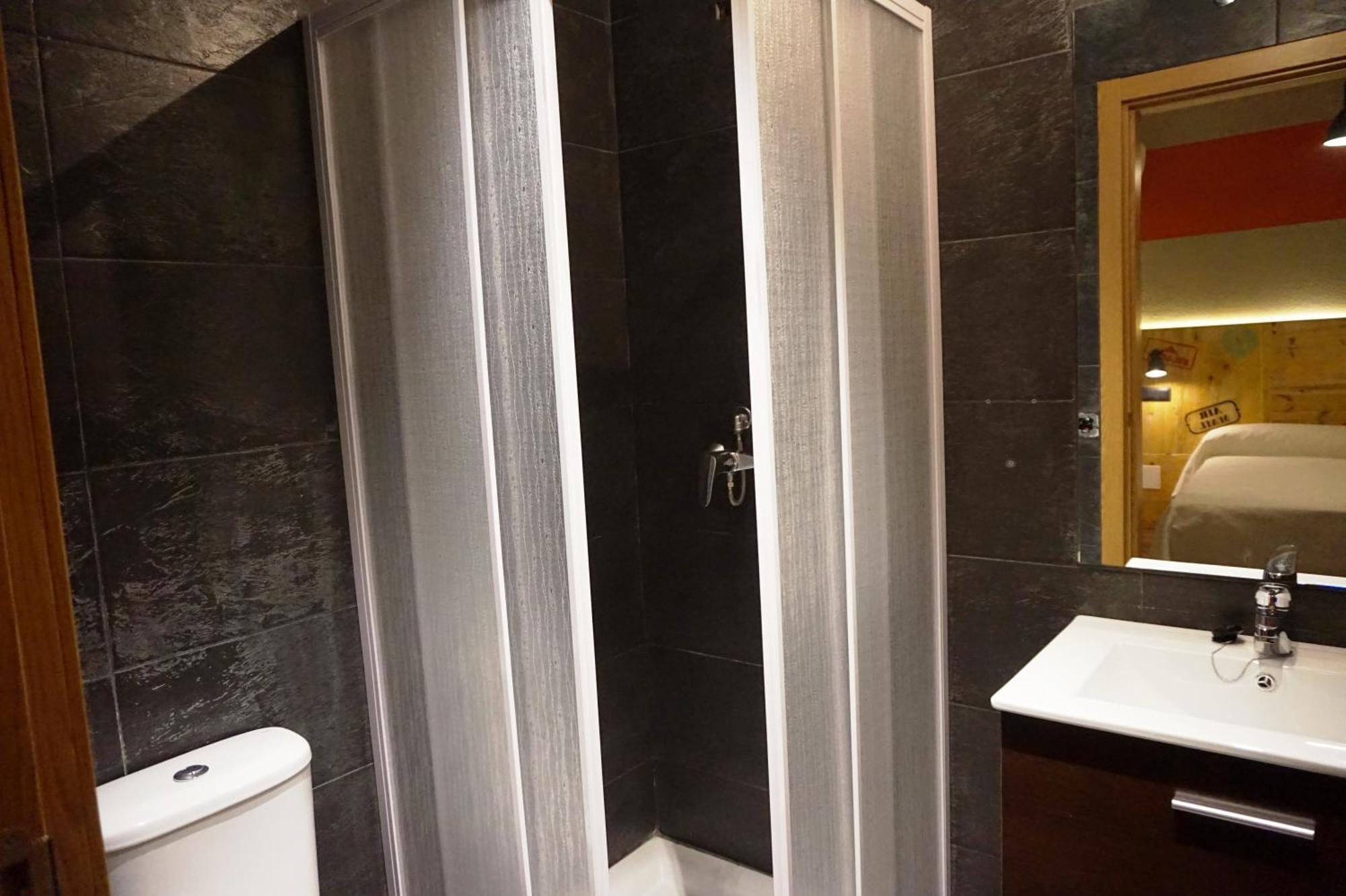 Double Room Bathroom,186464406:JPEG