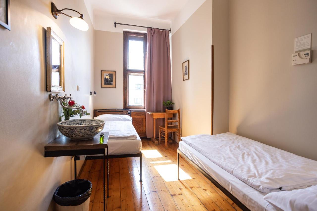 Twin Room,1398158687:JPEG