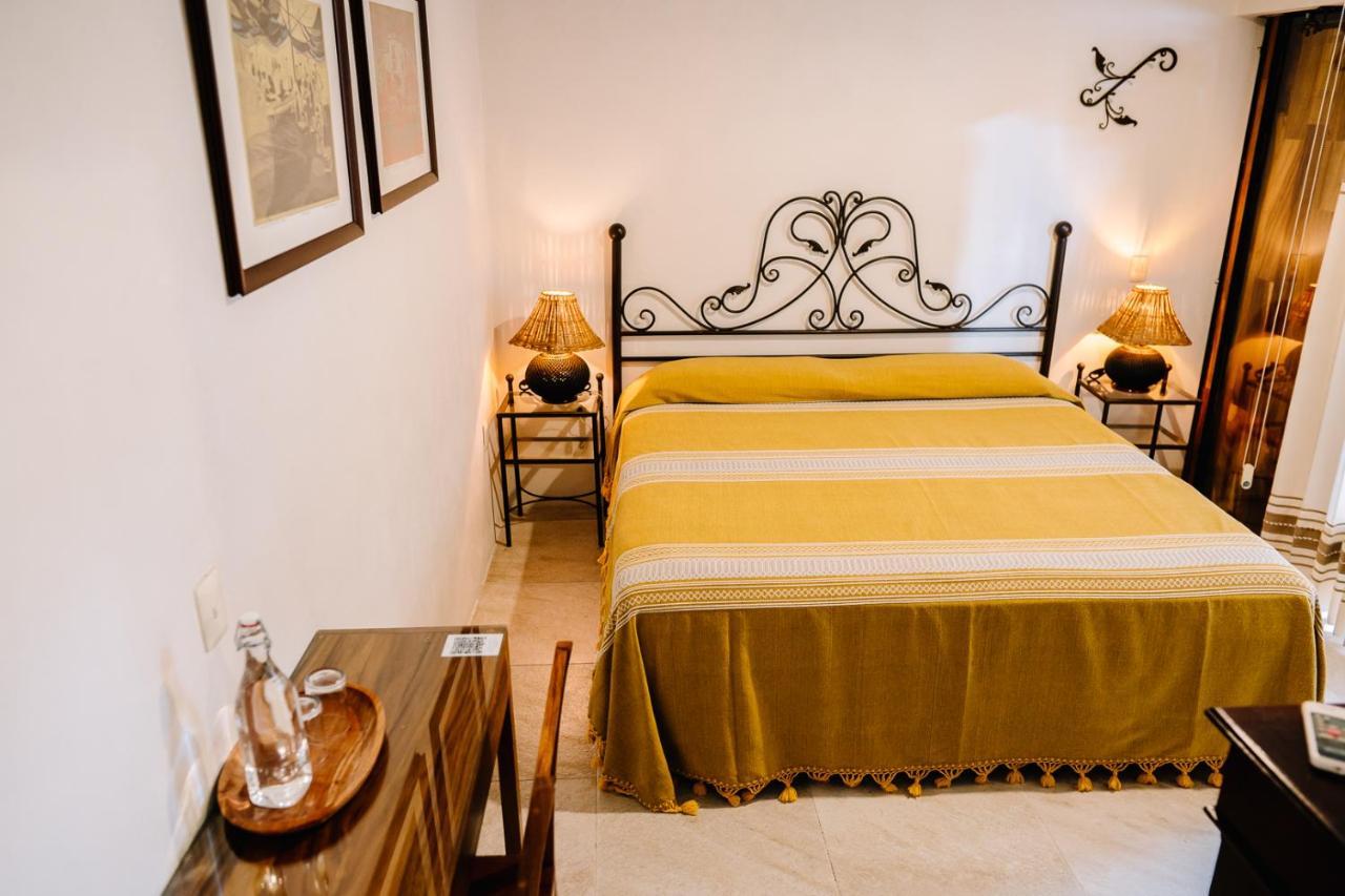 Habitación con cama extragrande interior