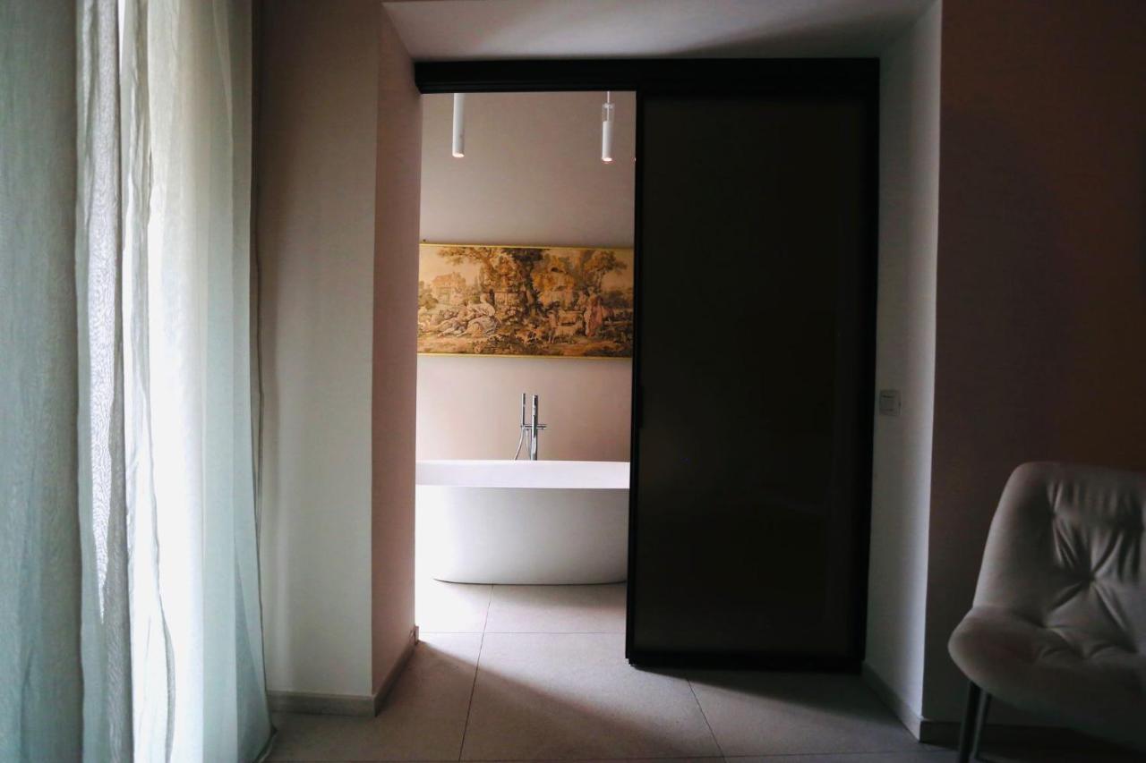 Deluxe Double Room Bath,1400877500:JPEG