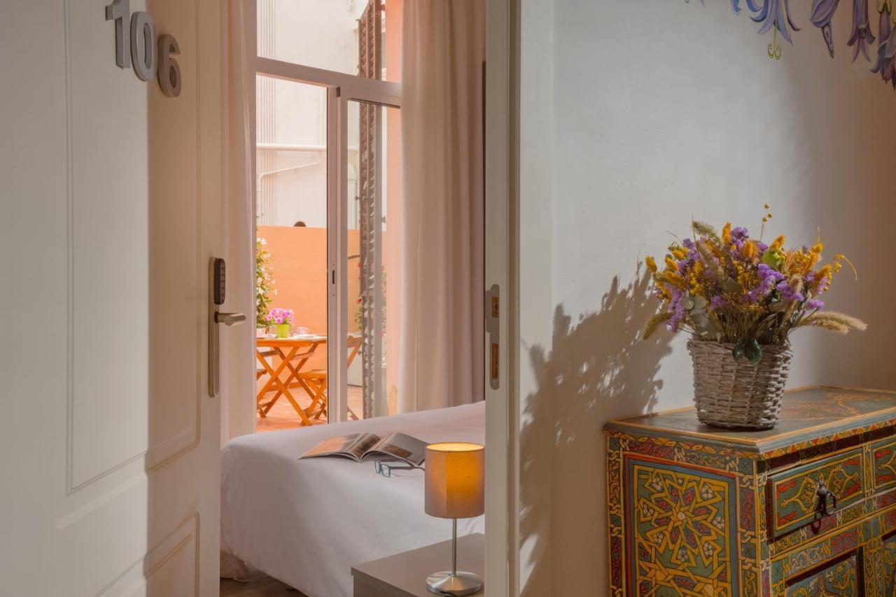 Habitación con cama grande y vistas al jardín
