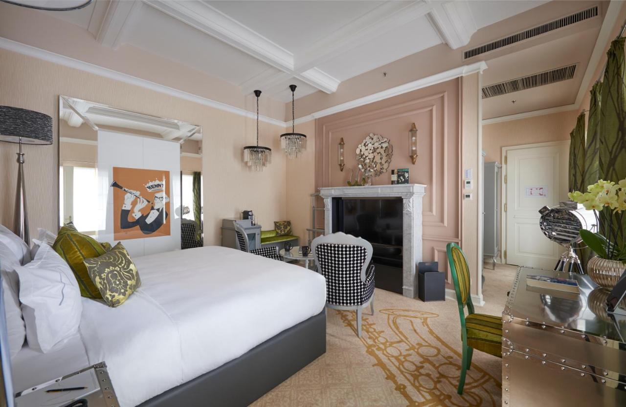 Habitación de lujo con cama extragrande y vistas al jardín musical