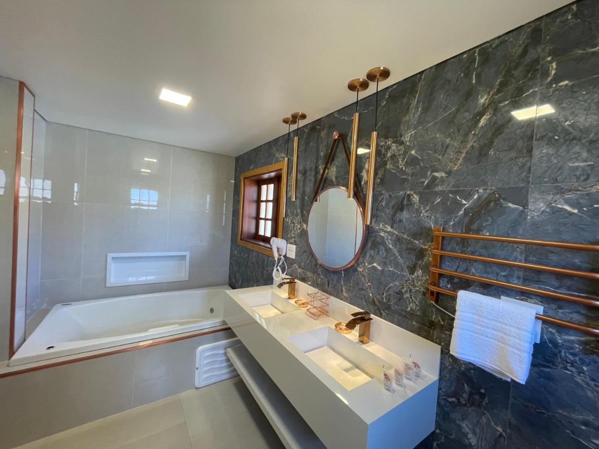 Suíte Deluxe com Banheira de Hidromassagem