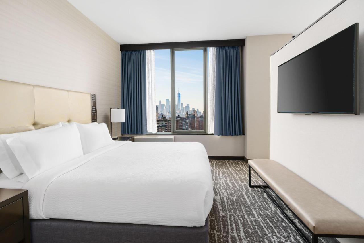 One-Bedroom King Suite Roll Shower Transfer Shower Sofa Bed Mobility Access or Hearing Accessible