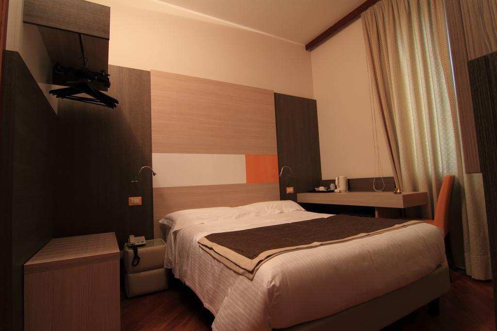 Small Double Room,117146716:JPEG