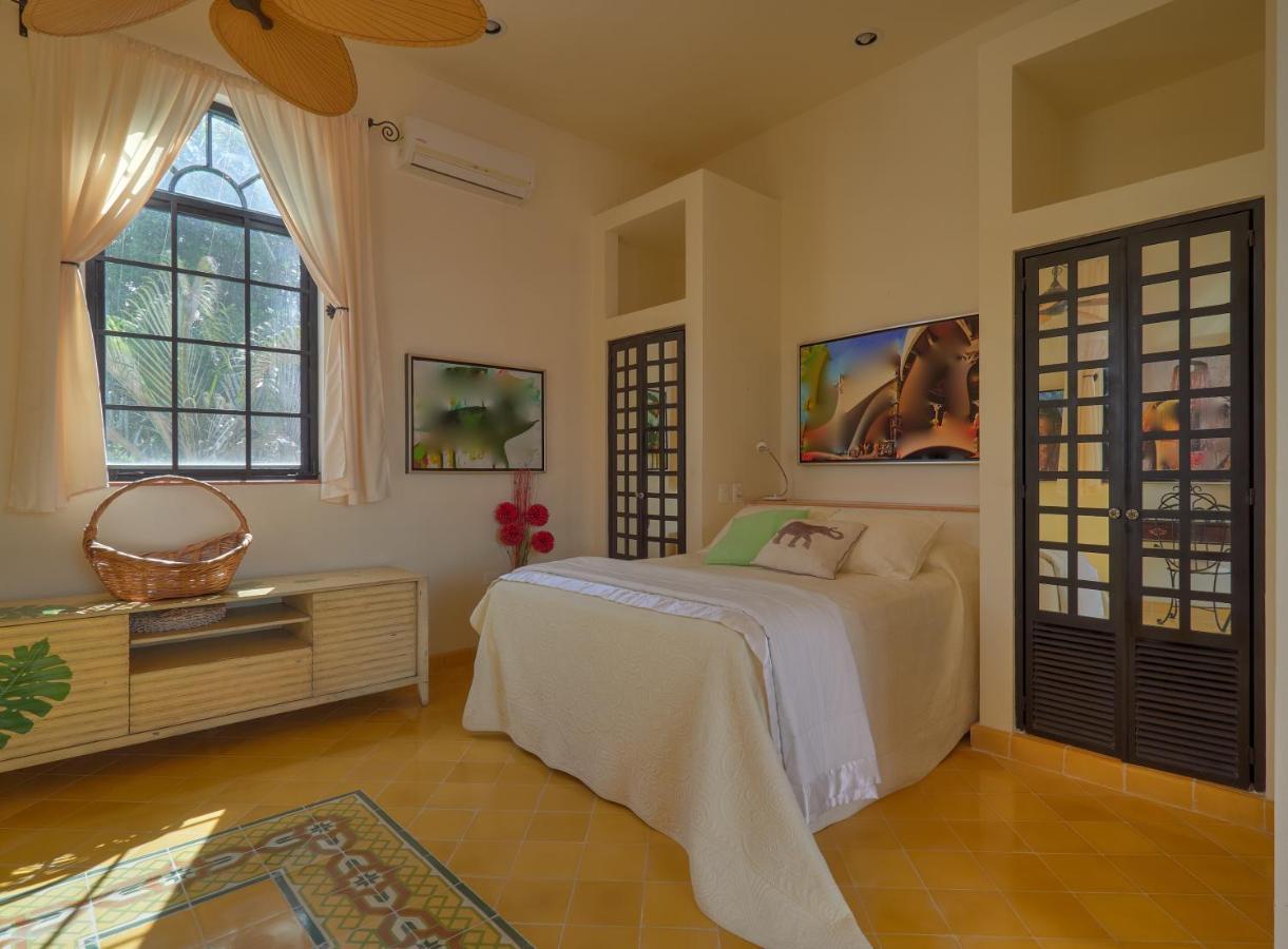 Habitación con cama grande y balcón