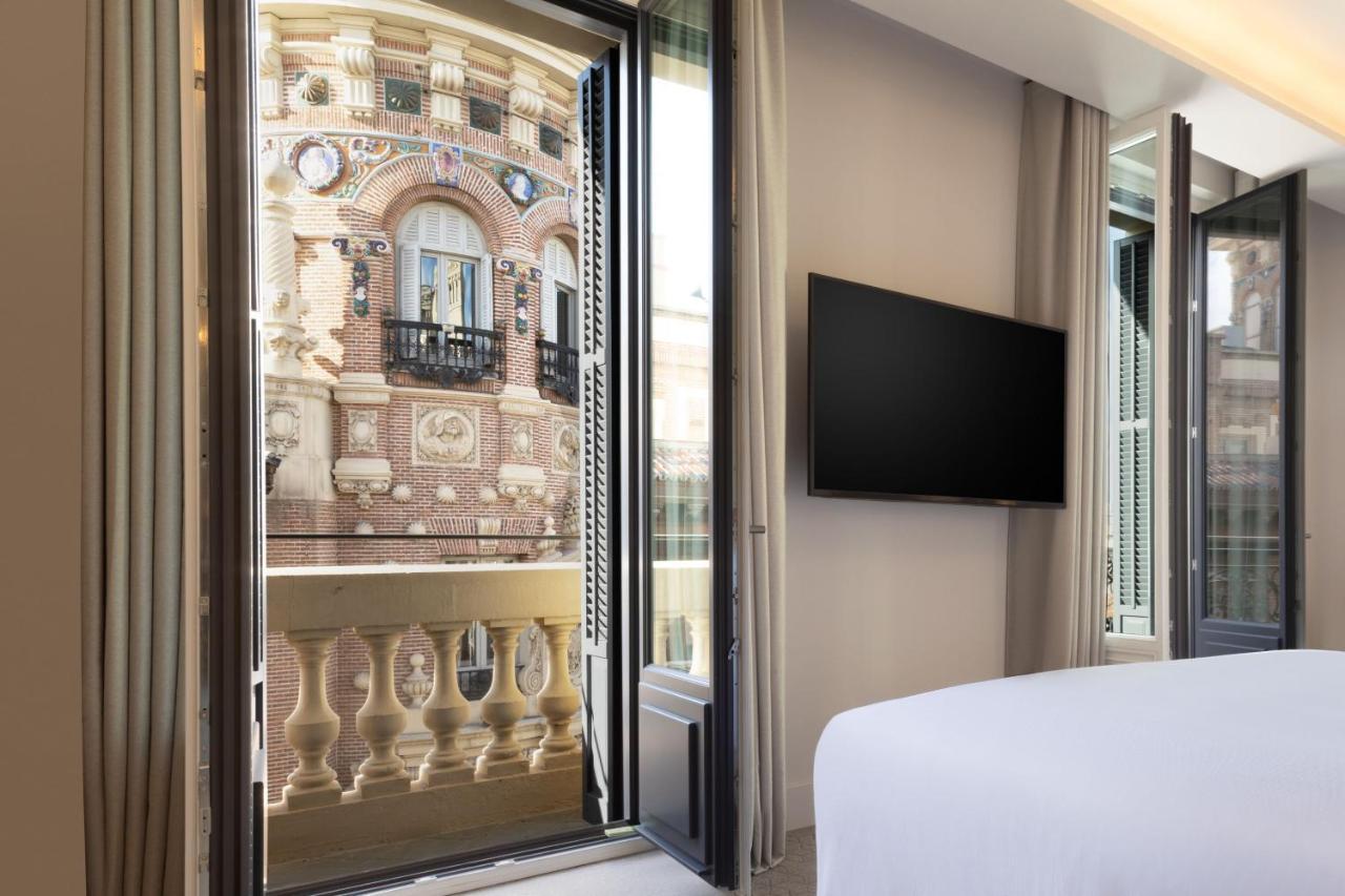 Premium Deluxe Corner King Room City View