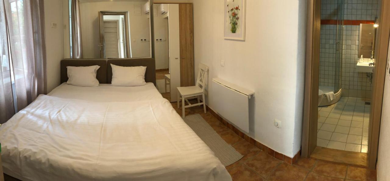 Small Double Room,1413403964:JPEG